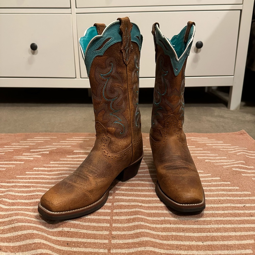 Justin cowgirl boots with pop of turquoise!